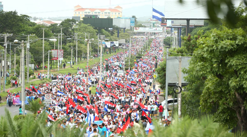 La caminata por amor a la paz salió desde la Plaza de las Victorias para llenar la avenida Bolívar a Chávez con la solemne intención de "combatir el odio, para enterrar el odio", dijo Ortega. 