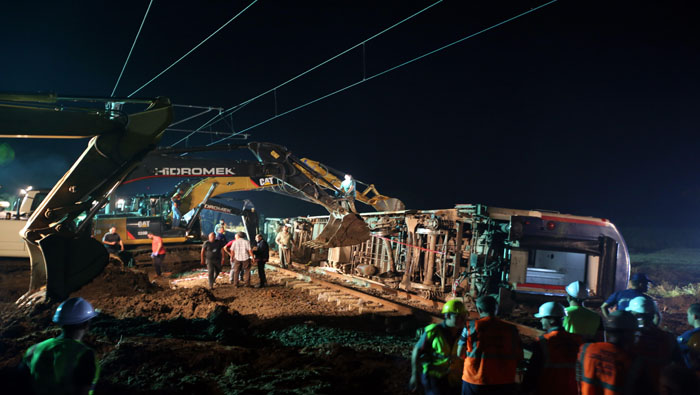 Miembros de los servicios de rescate trabajaron en el lugar tras descarrilar un tren en Tekirdag.