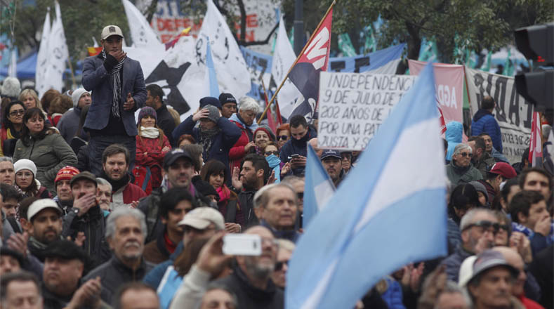 El Gobierno celebró la fecha en soledad con un acto casi privado en la histórica Casa de Tucumán.  El desfile militar oficial fue suspendido debido a un conflicto salarial con el ejército. El pueblo, en cambio, se volcó masivamente a las calles.