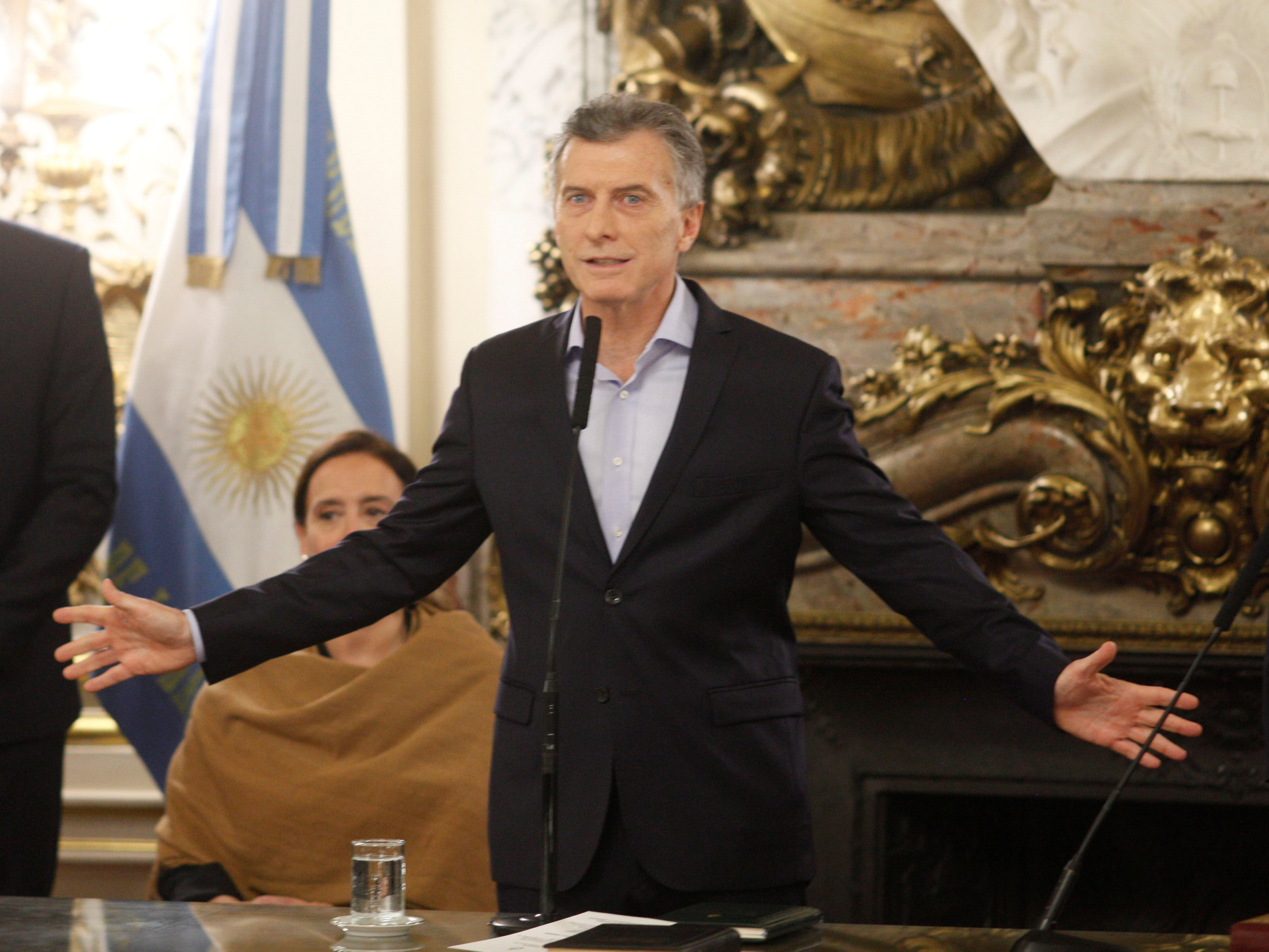 Mauricio Macri, presidente argentino, firmó un polémico decreto en línea con lo reclamado por el FMI, un día después de masivas protestas.