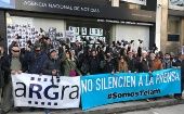 La Asociación de Reporteros Gráficos (ARGRA) realizó frente a la sede de Télam un “camarazo” en protesta contra los despidos masivos. 