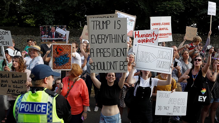 Manifestantes británicos rechazaron las declaraciones del presidente de EE.UU. Donald Trump sobre el Brexit.