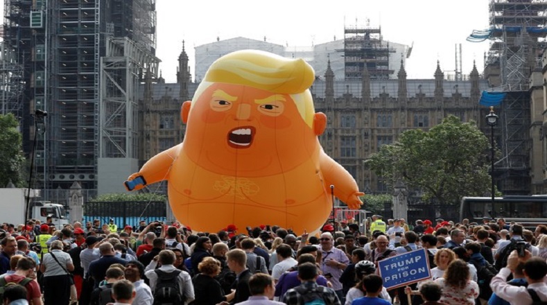 Para hacer burla del presidente, los manifestantes lanzaron al cielo cerca del Parlamento Británico a un globo gigantesco que lo representa como un bebé gritón.