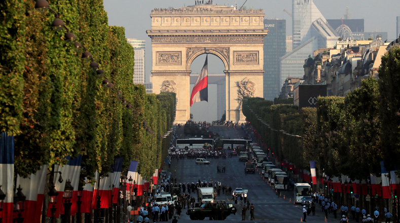 El desfile se realiza tradicionalmente en los Campos de Marte, a los pies de la Torre Eiffel. 