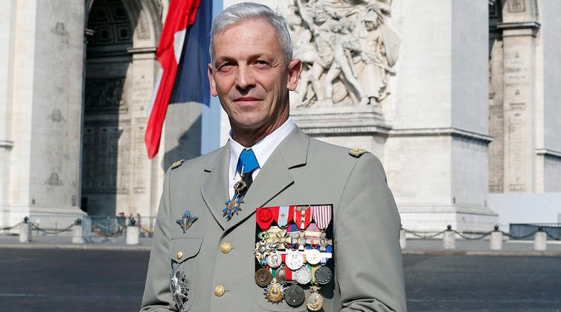 Jefe del Estado Mayor de Defensa es el encargado de revisar las tropas del desfile del Día de la Bastilla.