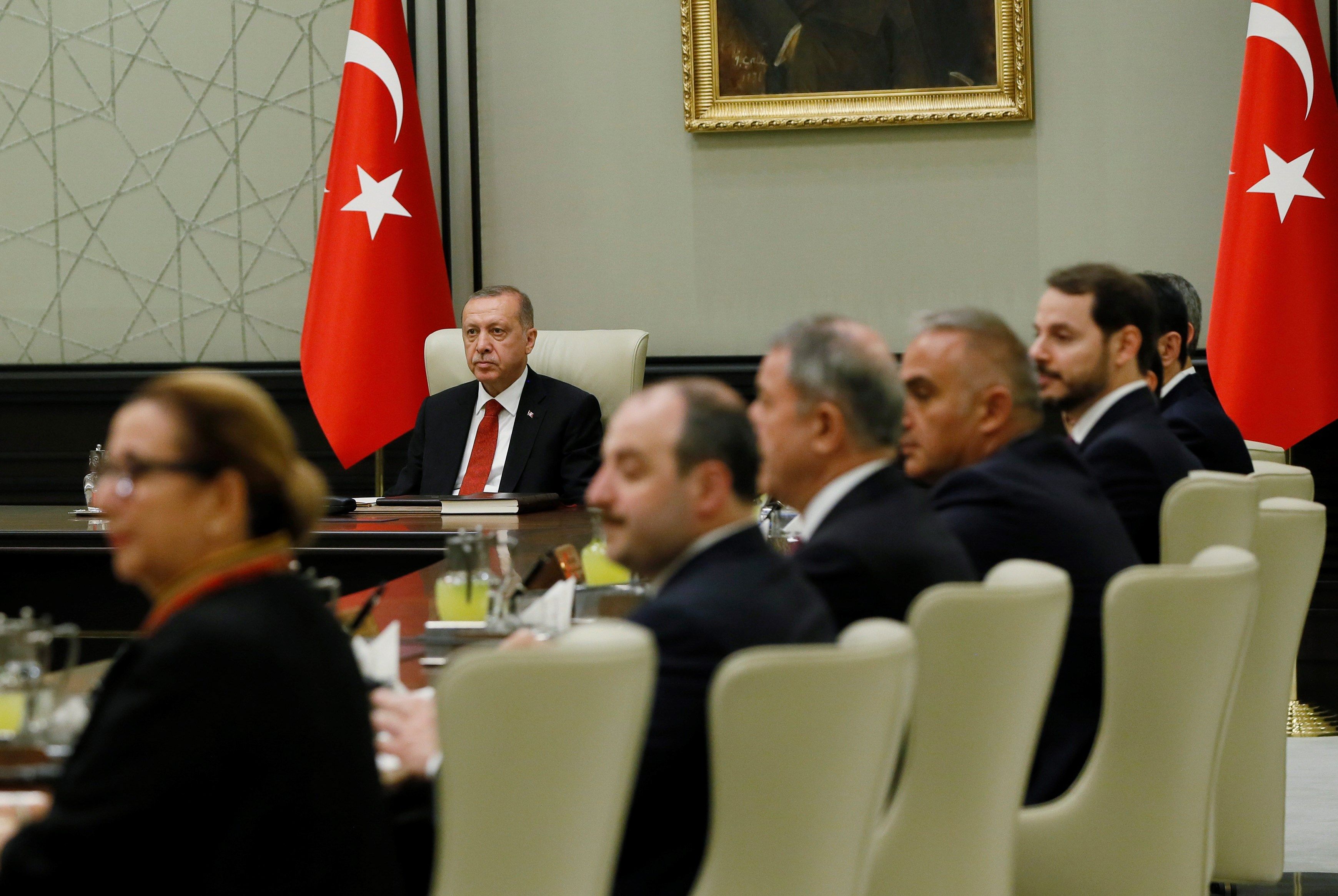 Mandatario turco propone blindar las transacciones comerciales ante las fluctuaciones de divisas.