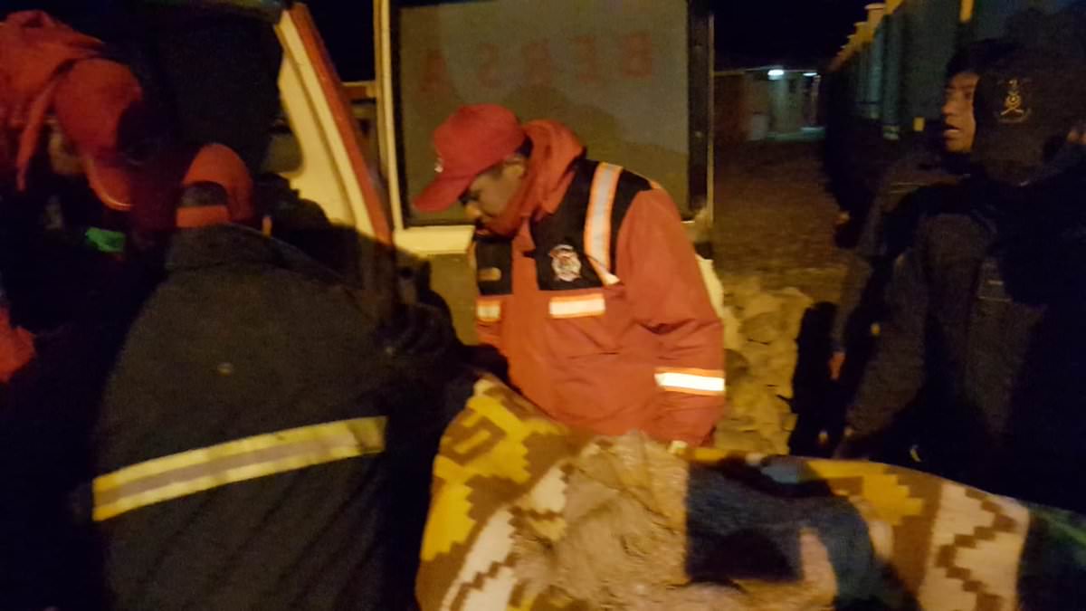 Varios equipos integrados por pobladores locales y miembros de servicios del Estado trabajaron en las labores de rescate.