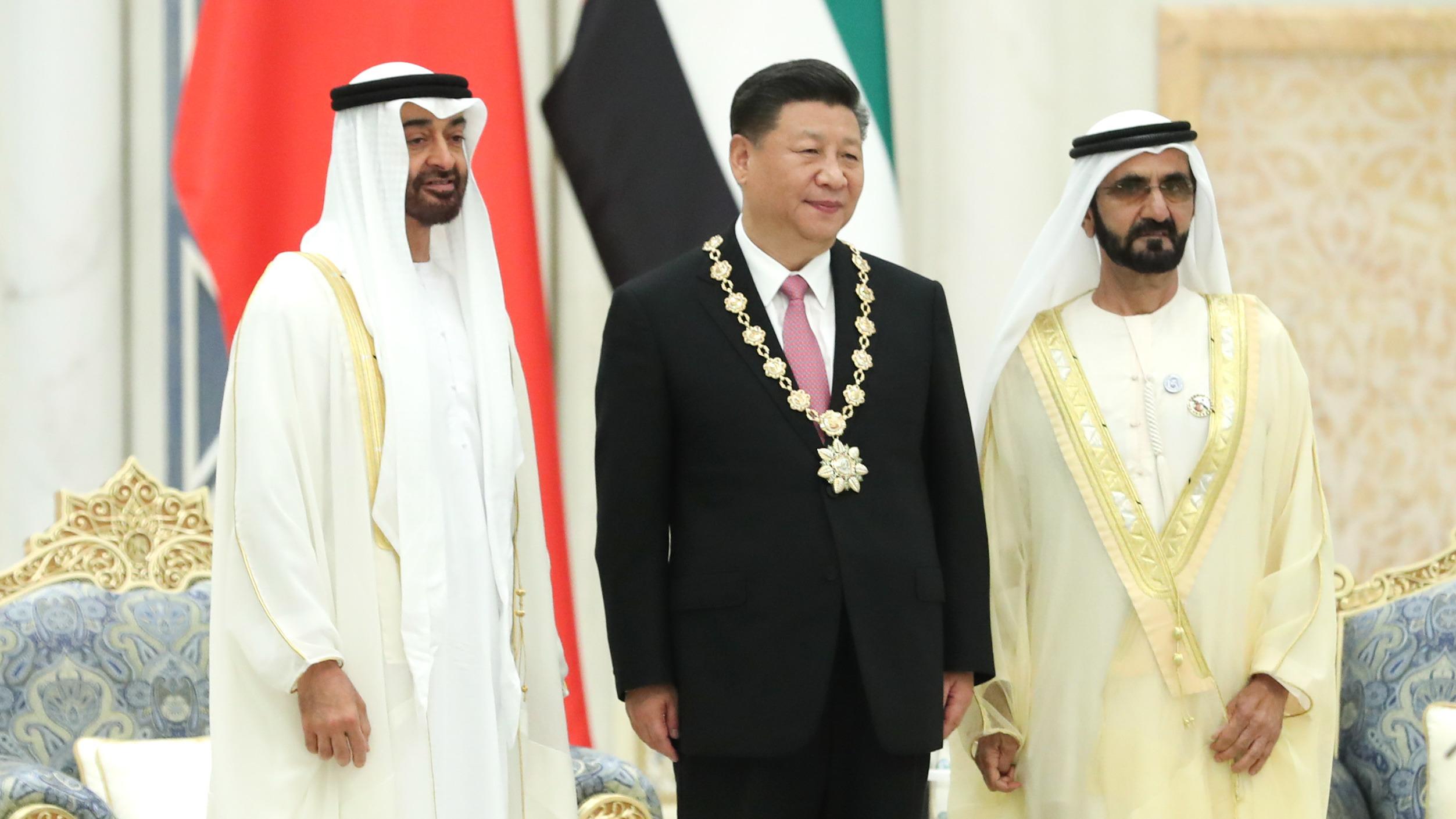 Xi llegó a Abu Dhabi este jueves como parte de su gira que luego continuará en Senegal.
