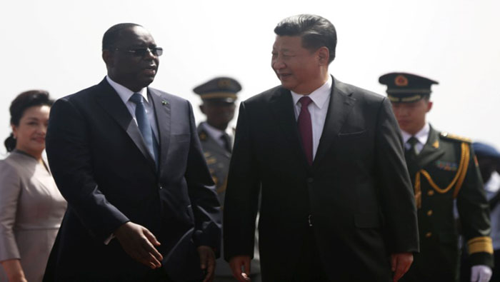 Xi Jinping junto a Macky Sall (d) a su llegada al aeropuerto de Dakar.