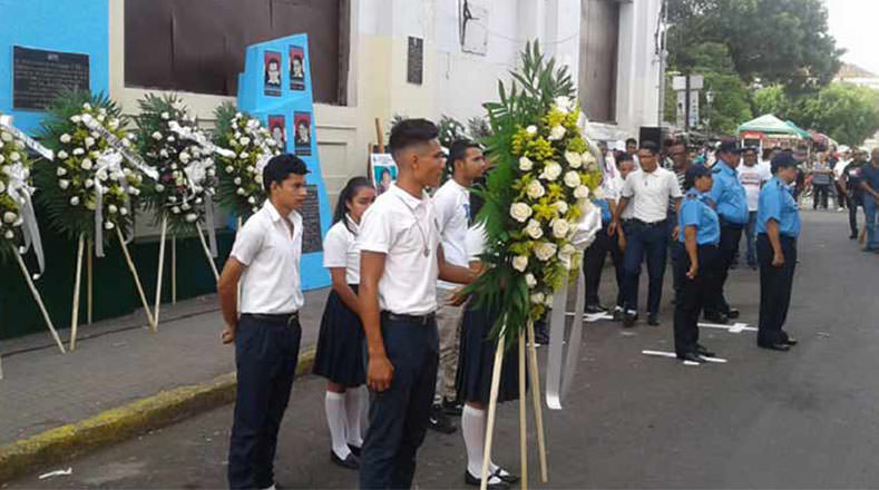 La comunidad universitaria de la Universidad Autónoma de Nicaragua (UNAN)-León también rindieron homenaje a los estudiantes asesinados hace 59 años.