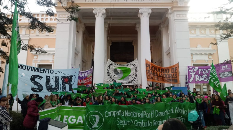 En la Universidad Nacional de Tucumán, en la provincia de Tucumán (noroeste), fue celebrado un pañuelazo para pedir que "el aborto legal, seguro y gratuito sea una realidad este 8 de agosto en Argentina".