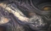 La fotografía muestra las nubes extrañas de gran altitud, rodeadas por remolinos en la atmósfera del Cinturón Templado Norte Norte de Júpiter, conformado por muchos anillos de nubes tumultuosas de varios colores.