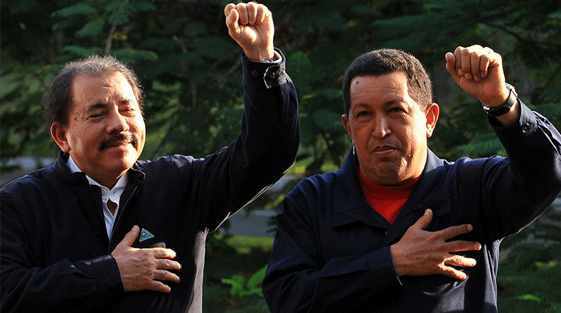 Chávez junto al presidente de Nicaragua, Daniel Ortega, en la cumbre del ALBA-TCP en la Habana, 2009. Años después, en 2016, el presidente nicaragüense recordaba a Chávez con estas palabras:  “Chávez sabía que las revoluciones no pueden caminar solas y parten del principio de la solidaridad y esta solidaridad va desde el compartir el pan hasta la solidaridad moral, todas tienen un valor infinito".