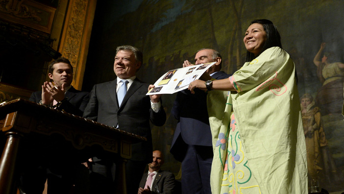 Santos entregó en Bogotá la Biblioteca de la Paz que guardará una colección de 11 tomos con toda la información de la negociación con las FARC.