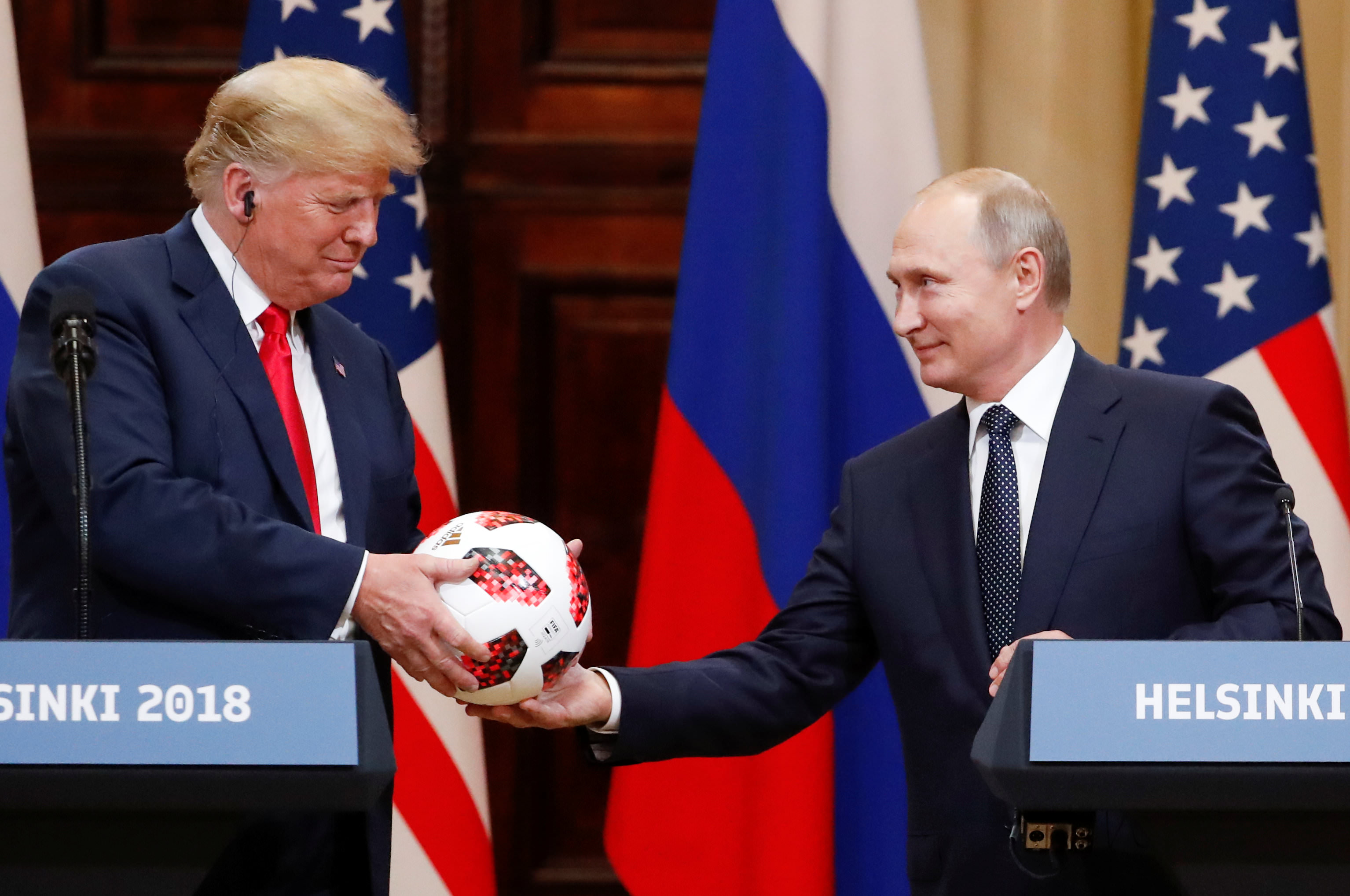 Putin regaló a Trump un balón del Mundial de Rusia 2018.