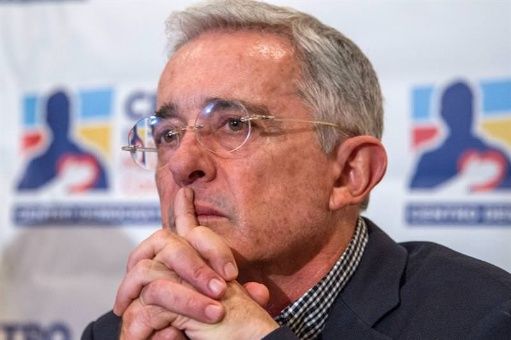 "Uribe miente con descaro: por supuesto que está maniobrando para escapar a la competencia de la Corte", dijo a través de Twitter el senador Iván Cepeda. 