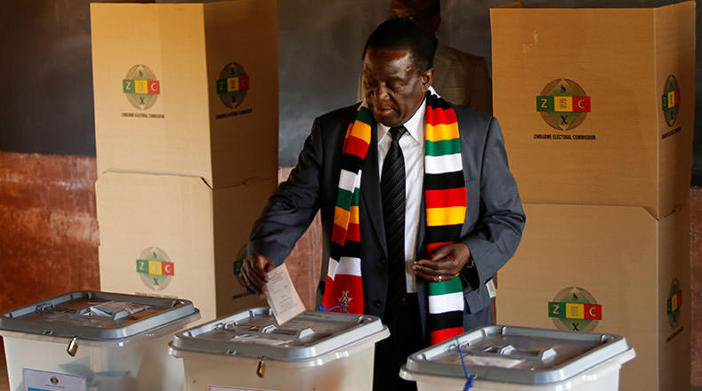 Un total de 23 candidatos se disputan la presidencia, entre ellos, el actual presidente Emmerson Mnangagwa, de la Unión Nacional Africana de Zimbabue-Frente Patriótico (ZANU-PF).