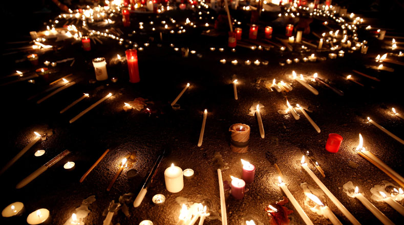 Cientos de griego encendieron velas a las afueras del Parlamento para conmemorar a las personas que fallecieron y resultaron heridas tras el avance del fuego.