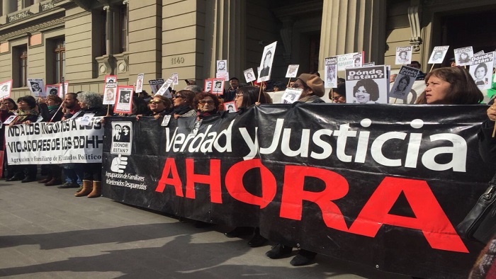 Familiares de las víctimas y activistas de los derechos humanos rechazaron la excarcelación de militares implicados en los asesinatos de la dictadura chilena.