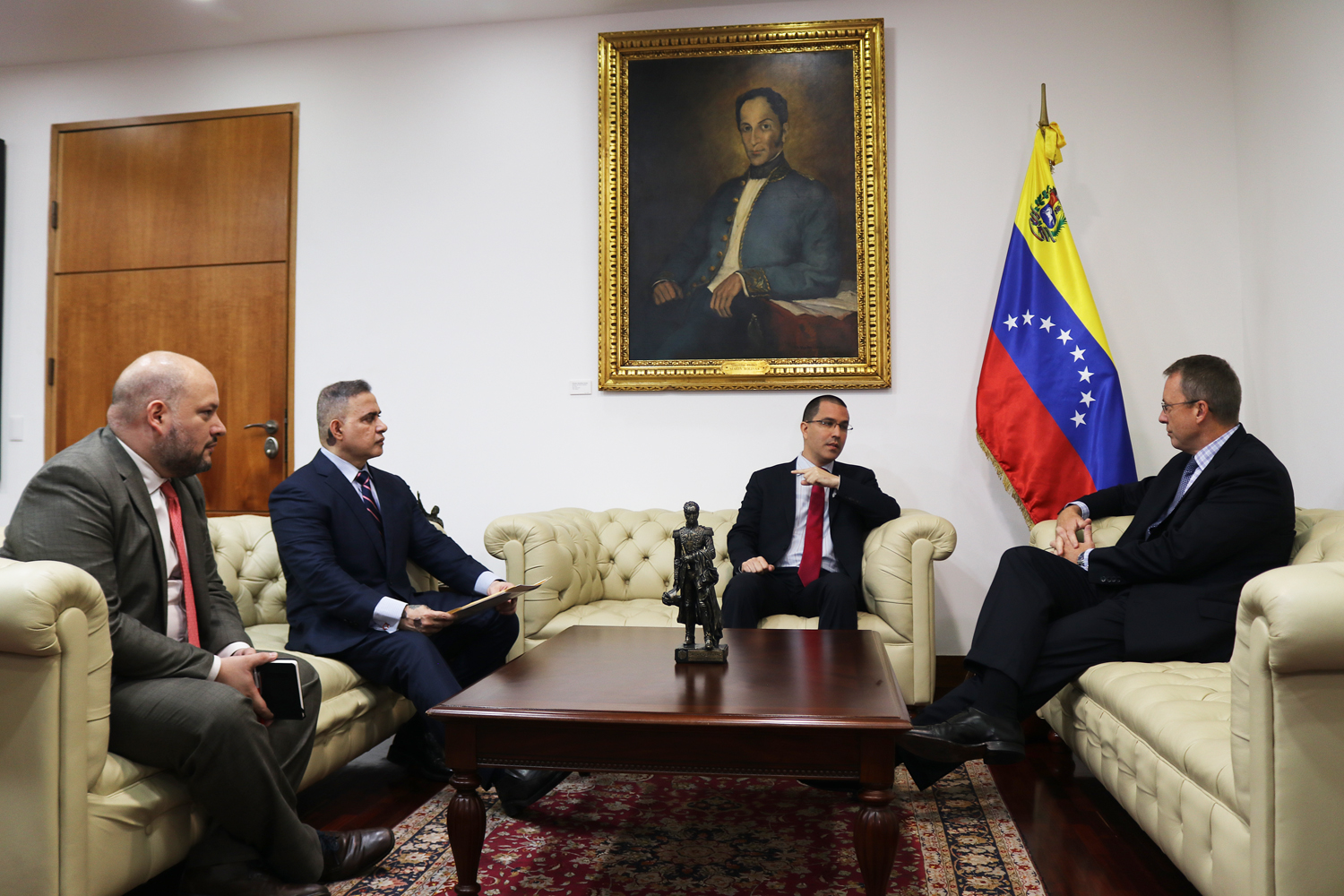 El canciller venezolano entregó un informe al encargado de negocios de EE.UU. en Caracas, James Story.