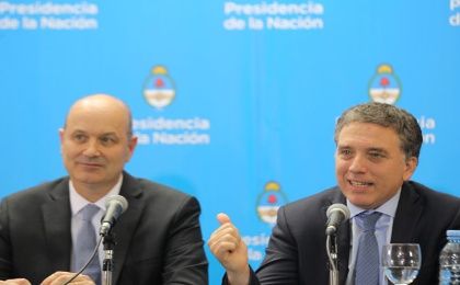 El ministro de Hacienda argentino, Nicolás Dujovne (d), se reunirá con el jefe de la misión del FMI para el país, Roberto Cardarelli.