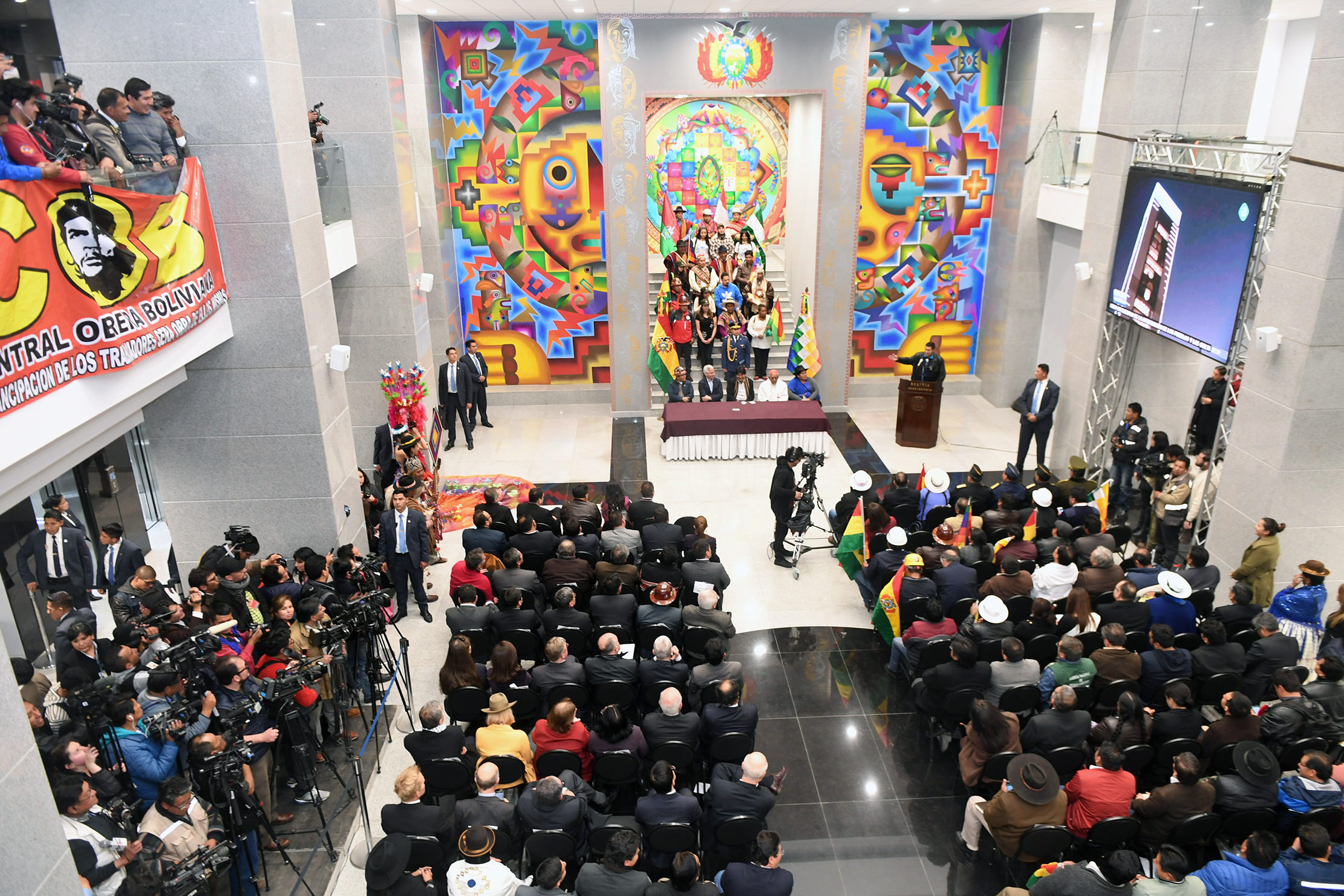 La reunión se desarrolla en el piso 21 de la nueva sede del gobierno boliviano