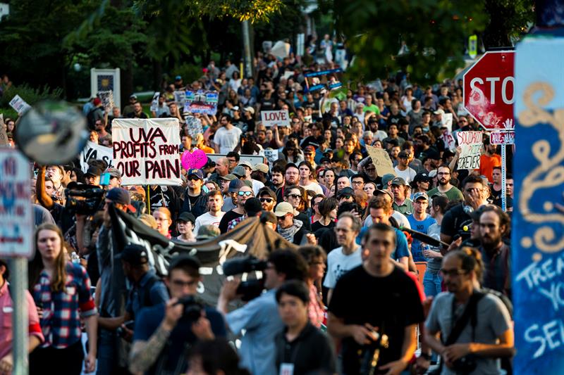Más de 600 personas se manifestaron en la Universidad de Virginia, en rechazo al racismo y en recuerdo de las víctimas de las protestas de supremacismo blanco de 2017.