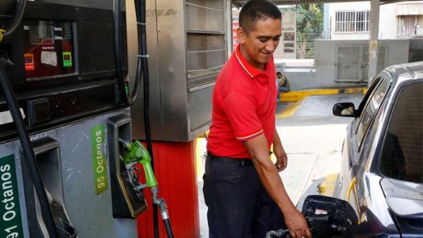 O preÃ§o da gasolina em dÃ³lares, de acordo com a taxa oficial de remessas, Ã© de US $ 0,000002, muito menos do que um centavo.