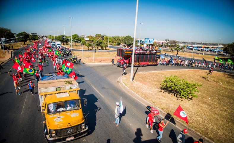 Camiones, carros particulares con música han acompañado a la caravana de miles de manifestantes, quienes han apoyado la excarcelación de Lula, quien lidera las encuestas.