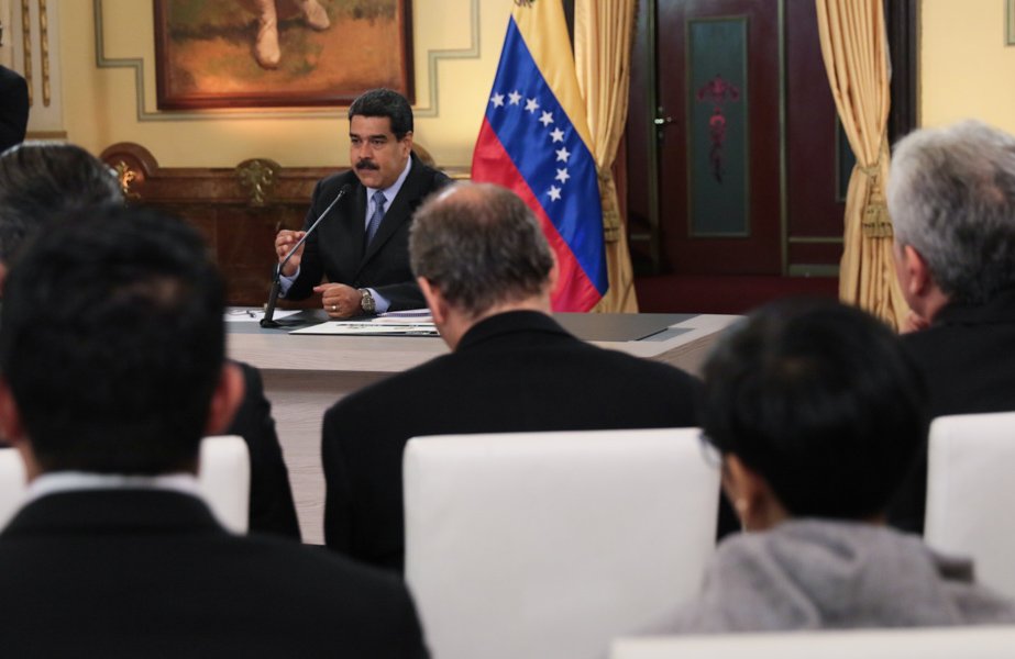 El mandatario anunció que otorgará un bono de reconvención monetaria a más de diez millones de venezolanos a través del Carnet de la Patria.