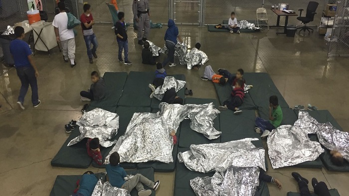 Más de dos mil niños emigrantes separados de sus padres permanecen en jaulas y refugios de la frontera de EE.UU.