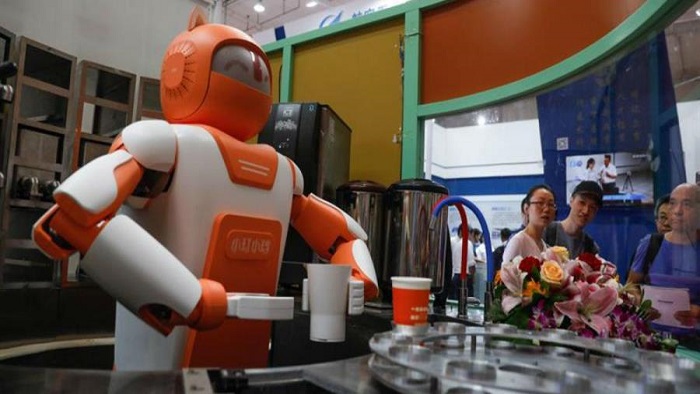 Robots barman, médicos y recepcionistas son parte la exposición tecnológica realiza en China.