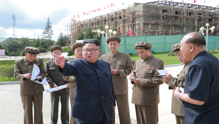 El líder norcoreano (c) durante su inspección a un proyecto de reconstrucción a gran escala en Samjiyon.