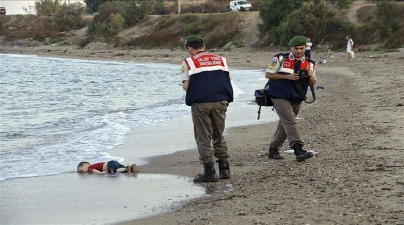 Aylan Kurdi fue un niño sirio de origen kurdo de tres años de edad, que falleció ahogado mientras sus padres se desplazaban a otra tierra para buscar alojo luego del gran asedio que ha vivido Siria a causa de los ataques del autodenominado Estado Islámico. Su cuerpo fue encontrado a las orillas de una playa de Turquía tras ser arrojado por el mar. La foto la sacó el fotoperiodista turco Nilufer Demir.
