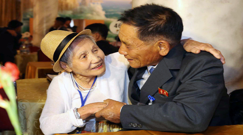 Pese a sus 92 años, la señora Lee Keum-seom, contiene a su hijo con la más pura expresión de alegría y ternura.