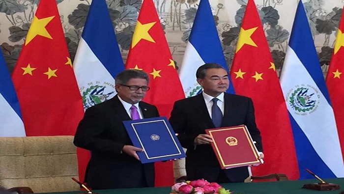 Los representantes de ambas naciones firmaron un comunicado conjunto en Beijing sobre el establecimiento de relaciones diplomáticas.