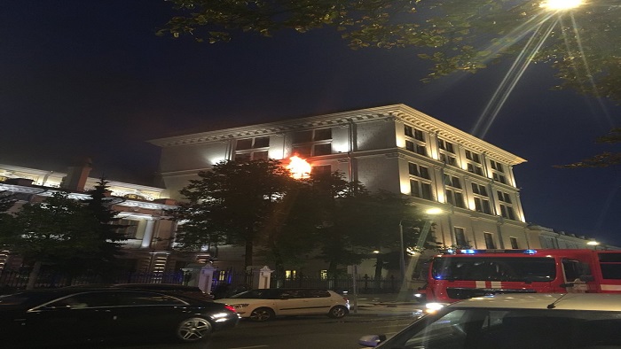 El penúltimo piso del Banco Central de Rusia sufrió un incendio este viernes en horas de la noche.