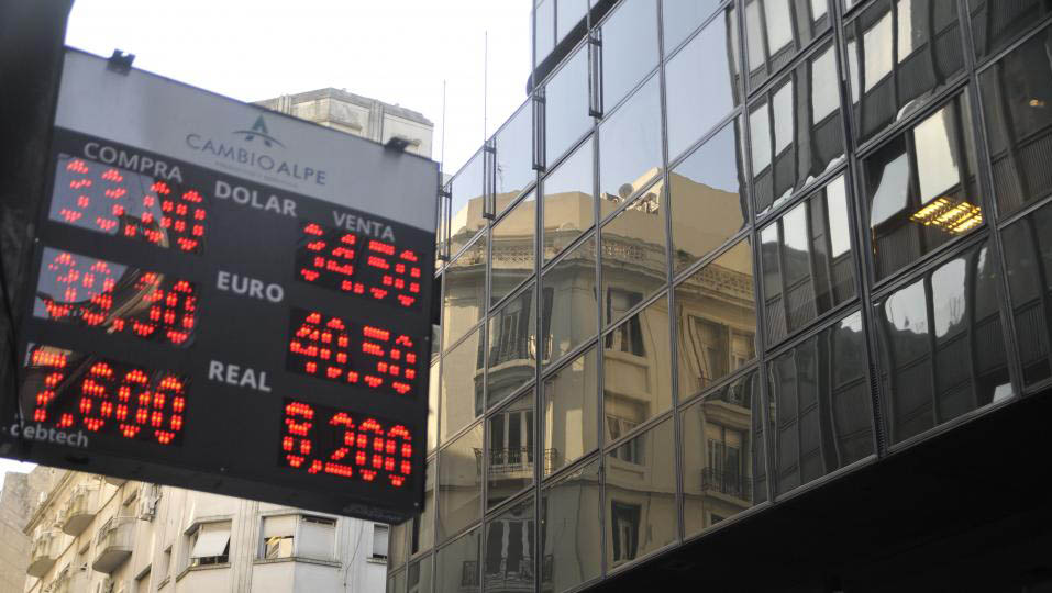 Horas más tarde de la abrupta caída de la economía argentina el ministro de Hacienda anunció las intensiones de más ajustes.