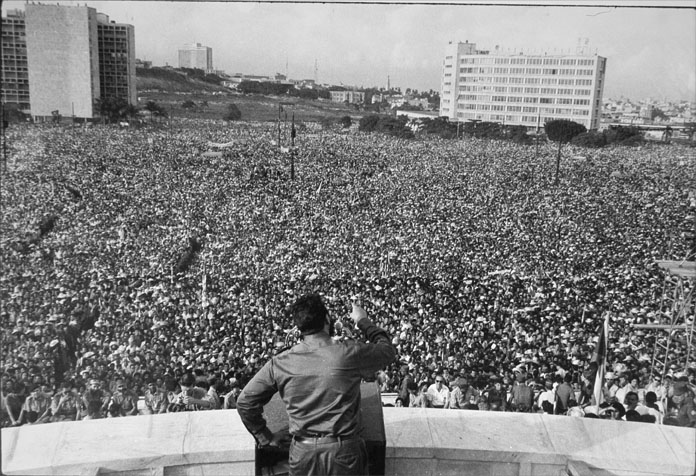 Ante más de un millar de hombres y mujeres, Fidel Castro fue la voz de un pueblo que ese día firmó su compromiso y su lealtad por la humanidad.