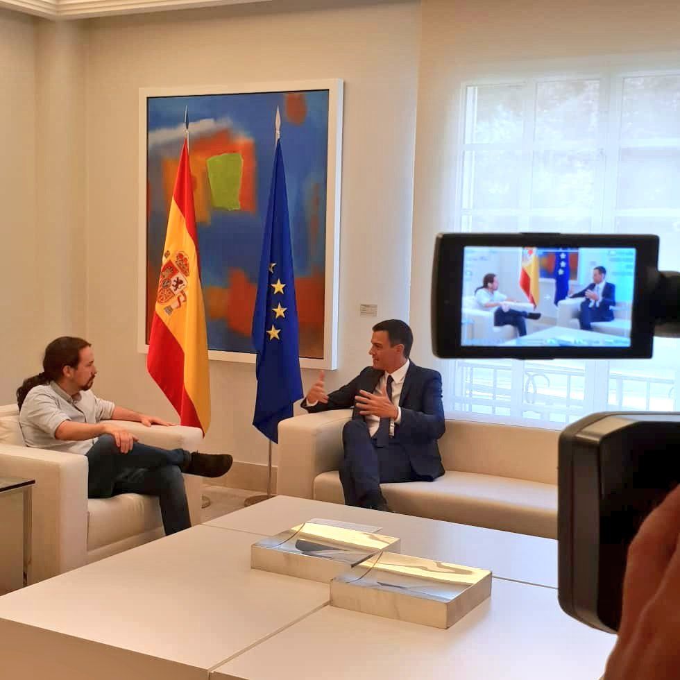 Esta es la primera reunión entre el líder del Podemos, Pablo Iglesias, y el presidente del Gobierno de España, Pedro Sánchez.