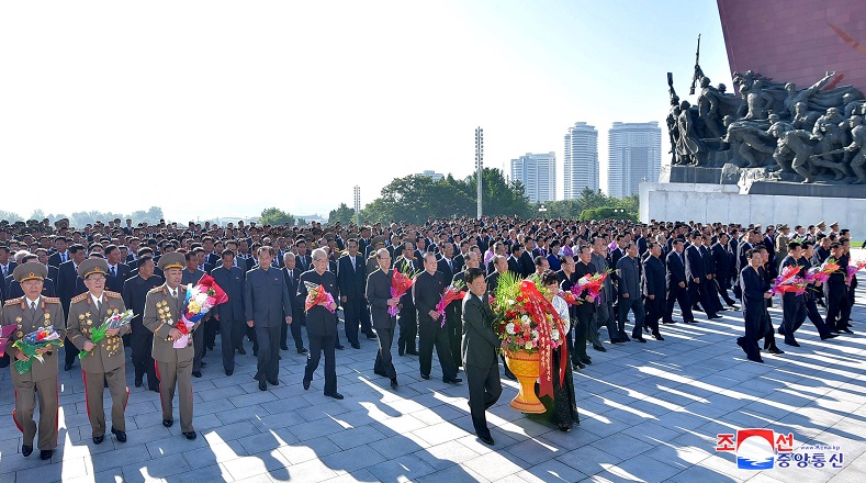 Cuando Corea del Norte logró independizarse y se convertido en un país autónomo, estaba bajo el mando del mariscal Kim Il-sung, abuelo de Kim Jong-un, por ellos en todos los actos conmemorativos Kim ofrece tributos frente a las tumbas de sus antecesores.