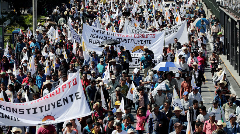 Miles de guatemaltecos marchan para exigir renuncia de Jimmy Morales