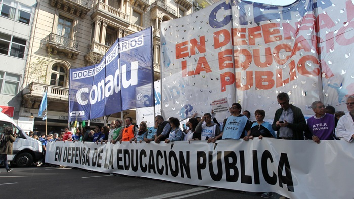 Durante el segundo día del paro docente, los maestros marcharon hasta el Congreso para exigir la derogación de cinco proyectos.
