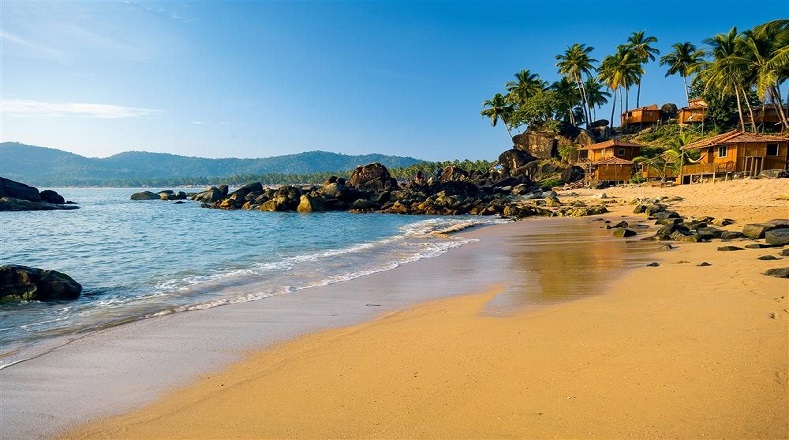 La playa Palolem de la India es un atractivo turístico y ha sido usada para grabar películas, como por ejemplo El mito de Bourne (2004). Comprende una extensión de 16 kilómetros de arena y está delimitada en ambos extremos por dos grandes rocas.