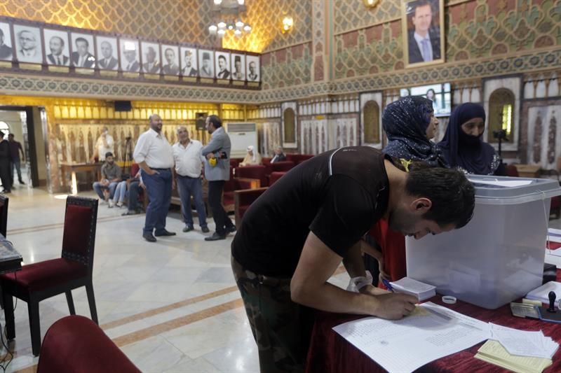 Los ciudadanos sirios estaban llamados a votar para elegir los 18 mil 478 asientos de los consejos municipales.
