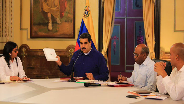 El jefe de Estado, Nicolás Maduro, anunció la aprobación de recursos para la impresión de 37 millones de libros para los contribuir a la enseñanza.
