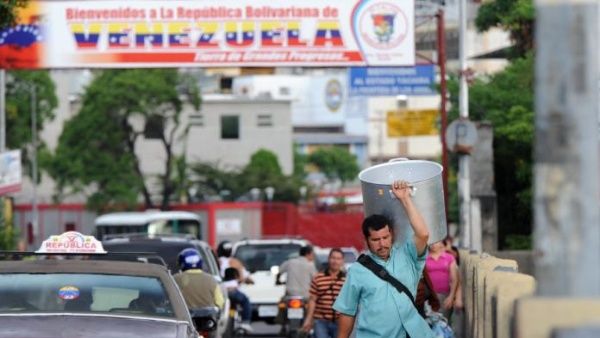 Miles de colombianos cruzan a Venezuela para satisfacer las necesidades que el Gobierno de su paÃ­s no cubre.