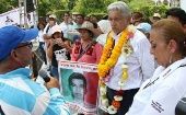 El 25 de mayo, en Iguala, López Obrador prometió a los padres de Ayotzinapa crear una "Comisión de la Verdad".