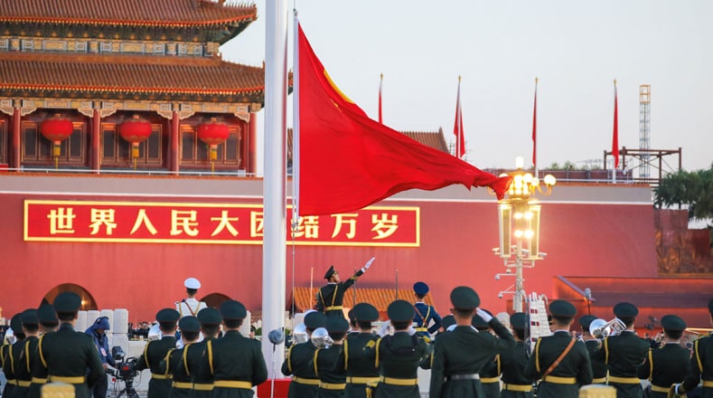 Los líderes del Partido Comunista de China (PCCH) y del Estado también rindieron homenaje a los héroes nacionales fallecidos en el Monumento a los Héroes del Pueblo, ubicado en la Plaza Tian´anmen, en el centro de Beijing.