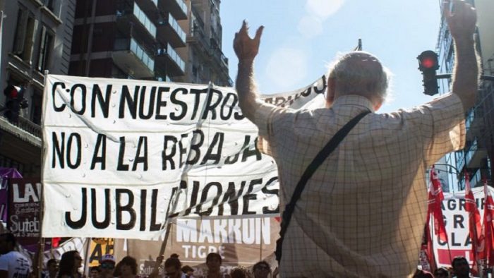 Los jubilados y pensionados argentinos no logran cubrir el 70 por ciento de sus necesidades por el recorte en los pagos de las pensiones.